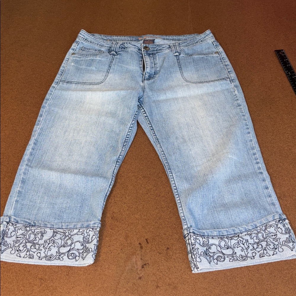 Light Blue Mom loose fit Capris with Intricate Hem Size 12